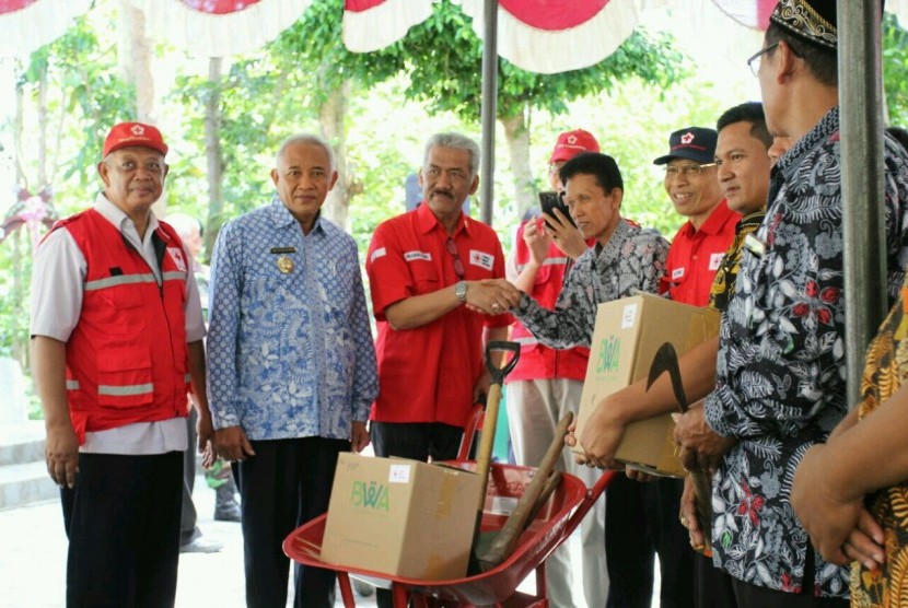 PMI DIY menyerahkan bantuan peralatan pengungsi dan Alquran kepada warga sekitaran Bukit Teletubbies, Kabupaten Sleman, Sabtu (17/3). Bantuan diserahkan secara simbolis oleh Ketua PMI DIY, Gusti Bendoro Pangeran Haryo (GBPH) Prabukusumo, didampingi Bupati Sleman, Sri Purnomo. (Foto: Wahyu Suryana/Republika)