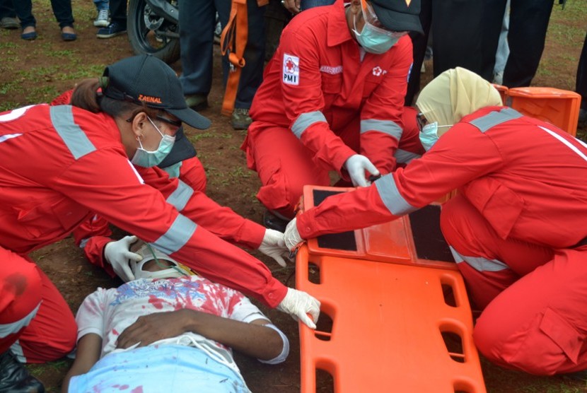 PMI Kota Jakarta Selatan  menggelar simulasi pertolongan pertama penanggulangan bencana di Bumi Perkemahan Apriari Ragunan, Jakarta Selatan, Ahad (7/12). (foto : MgROL 28)
