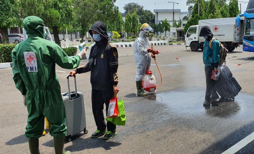 PMI Kota Jaktim memastikan santri Pondok Modern Darussalam Gontor mendapatkan penyemprotan disinfektan untuk barang-barang bawaannya.