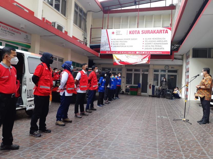 PMI Kota Solo bersama Rumah Sakit (RS) Universitas Sebelas Maret (UNS) memberangkatkan sejumlah relawan dan bantuan untuk para korban letusan Gunung Semeru di Kabupaten Lumajang, Jawa Timur, dari Markas PMI Solo, Jawa Tengah, Senin (6/12).