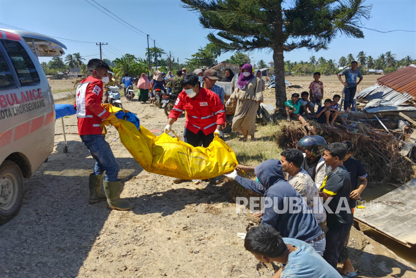 PMI Lhokseumawe mengerahkan satu unit ambulans dan tujuh relawan di Desa Paloh Raya, Kabupaten Aceh Utara untuk membantu evakuasi korban banjir.