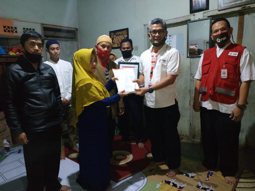PMI Pusat memberikan penghargaan dan santunan kepada relawan PMI Kota Sukabumi yang meninggal pada saat tugas di posko Covid-19.