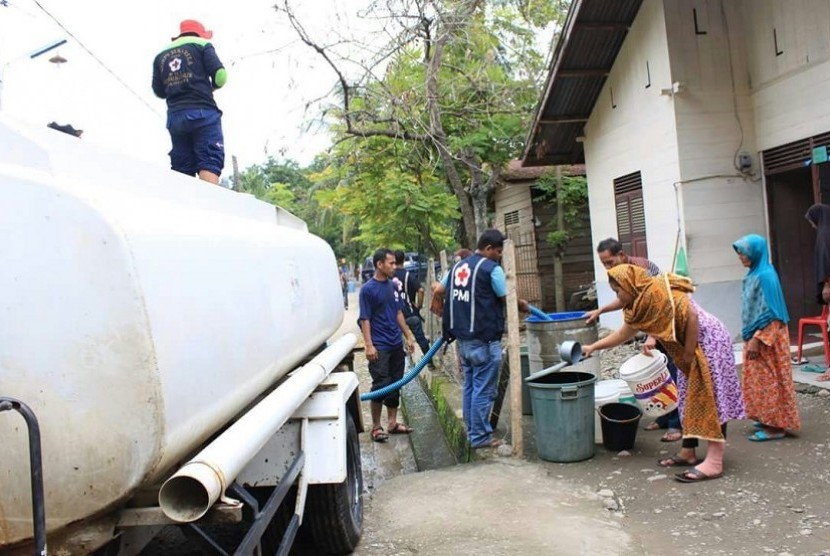PMI salurkan air bersih di Aceh