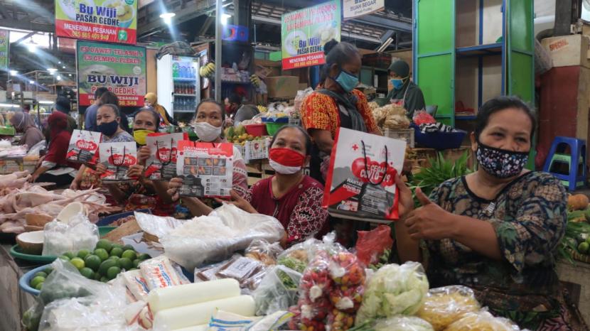 PMI Solo membagikan paket Perilaku Hidup Bersih dan Sehat (PHBS) dan penyemprotan cairan disinfektan di area Pasar Gede Solo, Kamis (12/11). Kegiatan tersebut dalam rangka memperingati Hari Kesehatan Nasional (HKN) yang jatuh pada 12 November 2020. 