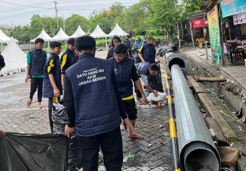 Sejumlah sahabat PMII Ciputat sedang melakukan aksi bersih-bersih di sekitar stadion Gelora Delta Sidoarjo, Rabu (8/2/2023) pagi.