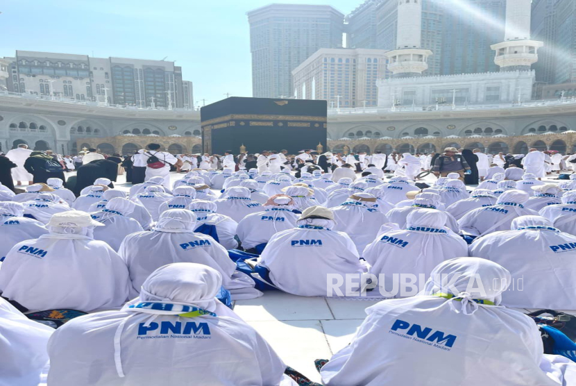 Bentuk Syukur Dapat Umrah dari PNM, Tangis Haru Nasabah PNM Mekaar di Sujud Pertama