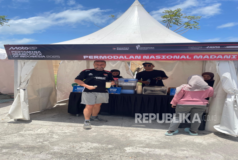 PNM  memfasilitasi 9 nasabah Mekaar terpilih untuk berpartisipasi memasarkan produk unggulannya dalam ajang internasional, MotoGP Mandalika 2025.