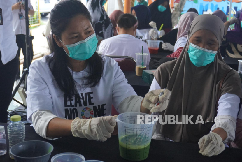 PNM mendorong pemberdayaan ekonomi nasabah berbasis lingkungan, di antaranya melalui pelatihan mengelola limbah.