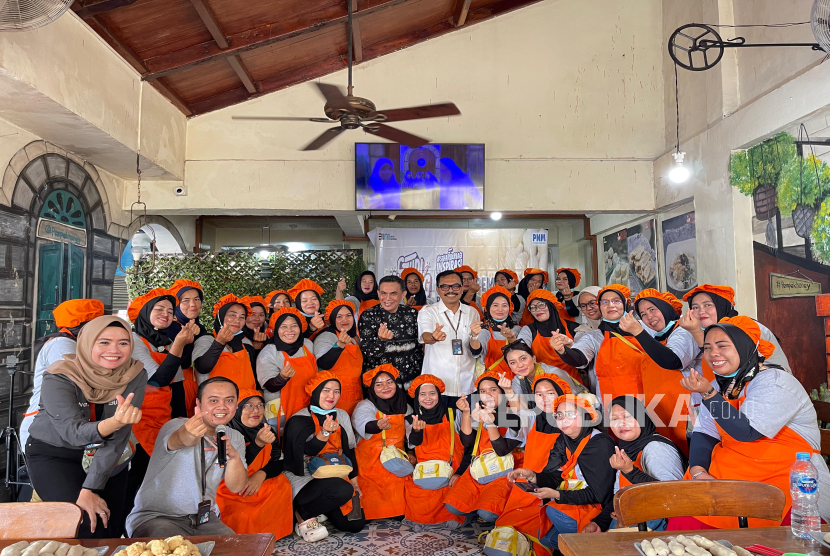 PNM mengajak 30 ketua kelompok nasabah PNM Mekaar Cabang Palembang studi banding ke pelaku UMKM yang telah sukses menjalankan bisnisnya. 
