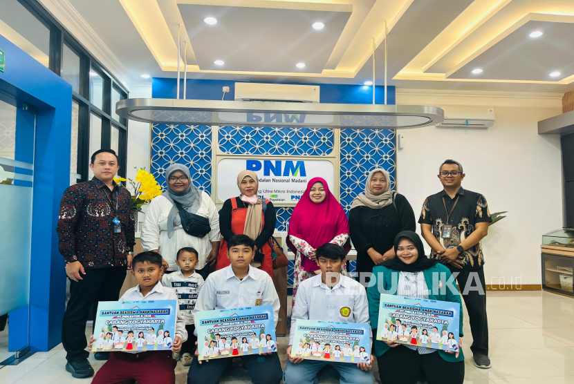 PNM menyalurkan beasiswa kepada 2.800 anak nasabah yang terbagi dalam dua batch.