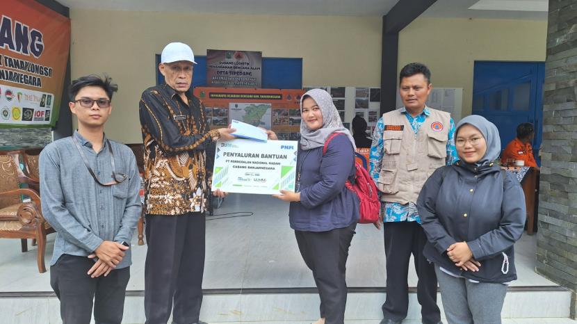 PNM menyerahkan bantuan kebutuhan pokok kepada korban bencana longsor di Banjarnegara.