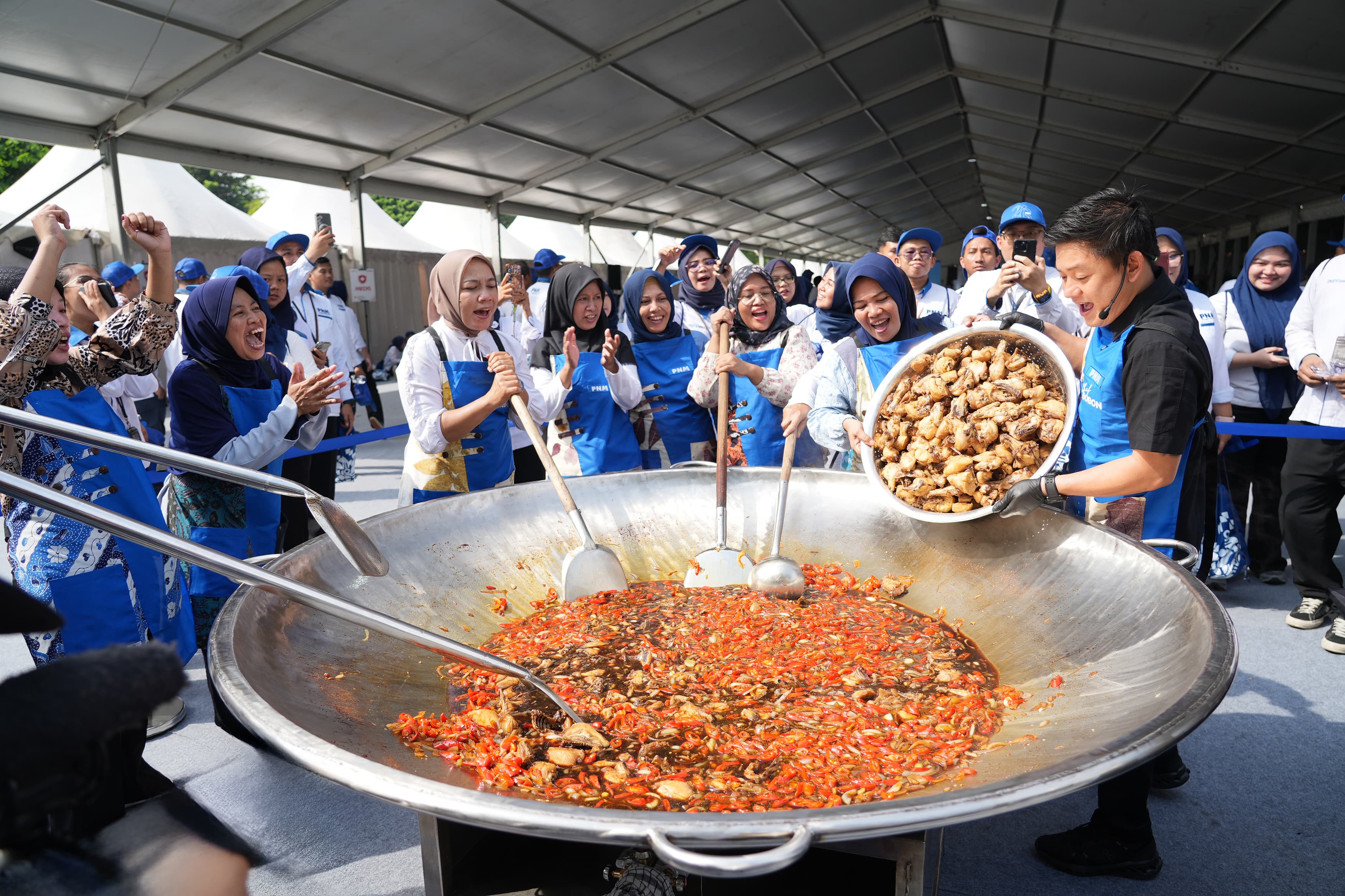 PNM  menyiapkan 1000 paket makanan  yang dimasak Bobon Santoso untuk dibagikan ke masyarakat.