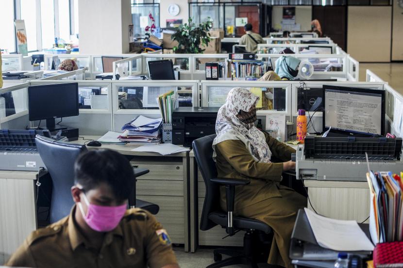 PNS di lingkungan Pemprov DKI Jakarta mulai bekerja di kantor.