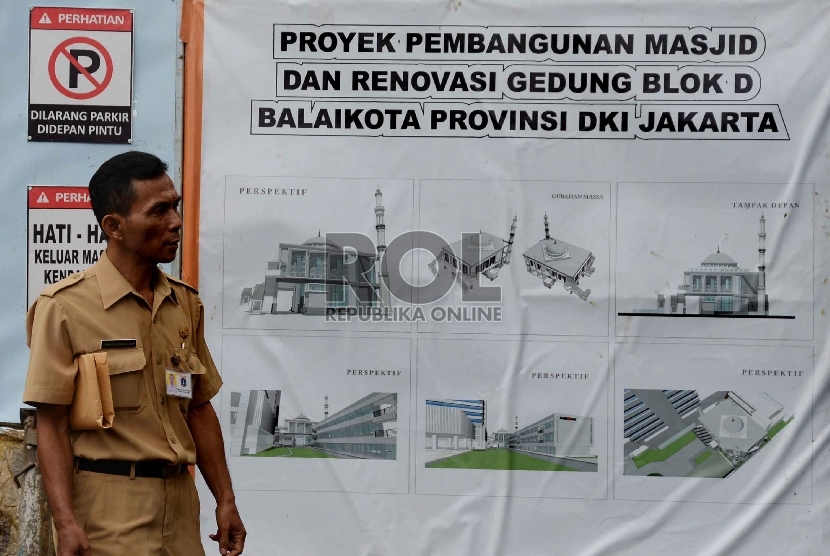 PNS melintass di spanduk desain pembangunan Masjid Fatahillah di area Balai Kota DKI Jakarta, Rabu (21/10). 