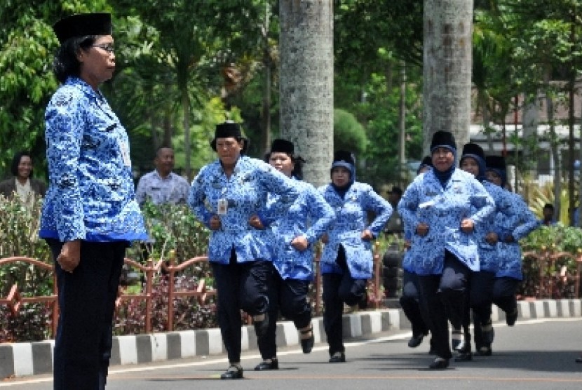 PNS Salatiga ikuti lomba Peraturan Baris Berbaris (PBB) di halaman kantor Pemkot Salatiga, Selasa (25/11).