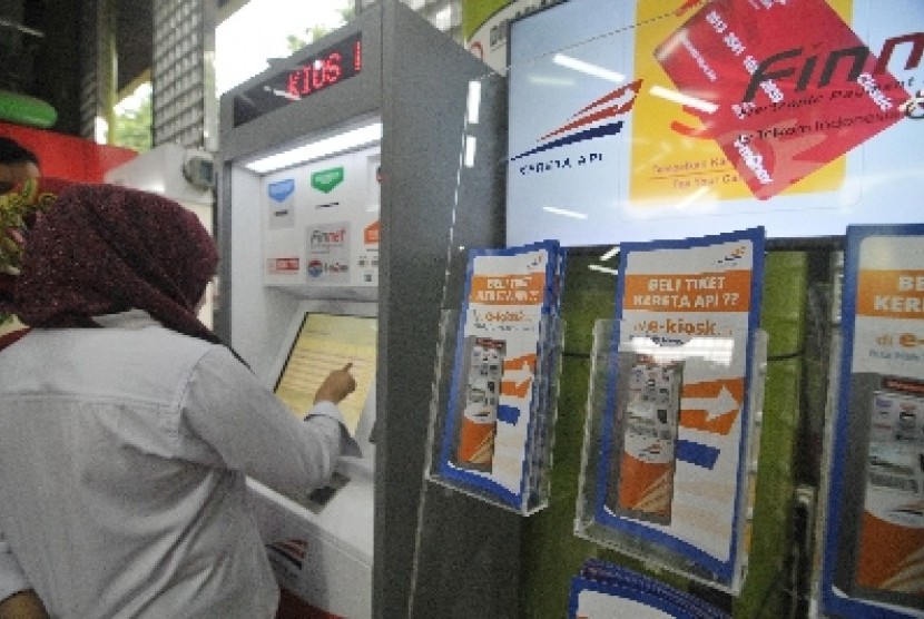 Pnumpang kereta api melakukan pembelian tiket di mesin e-kiosk di Stasiun Gambir, Jakarta, Senin (13/4). 