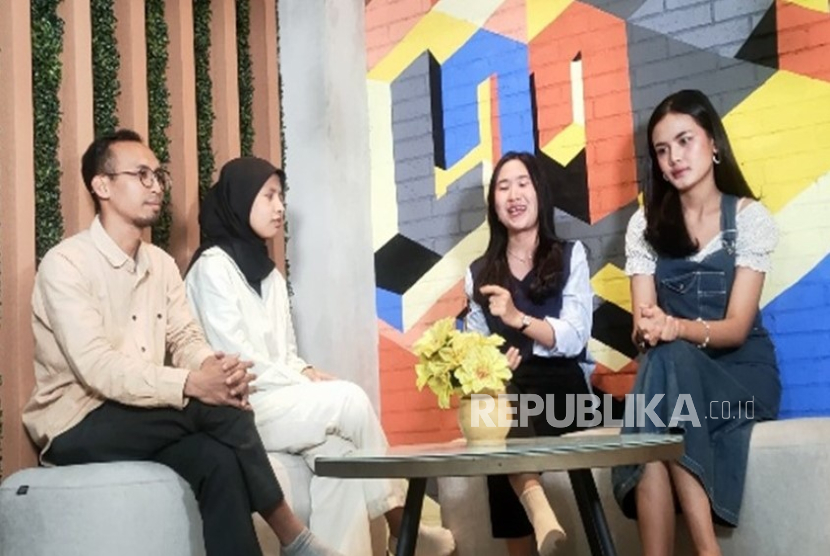 Podcast mahasiswa berprestasi UNM menghadirkan kisah inspiratif keberhasilan mereka memperoleh hibah P2MW 2024.