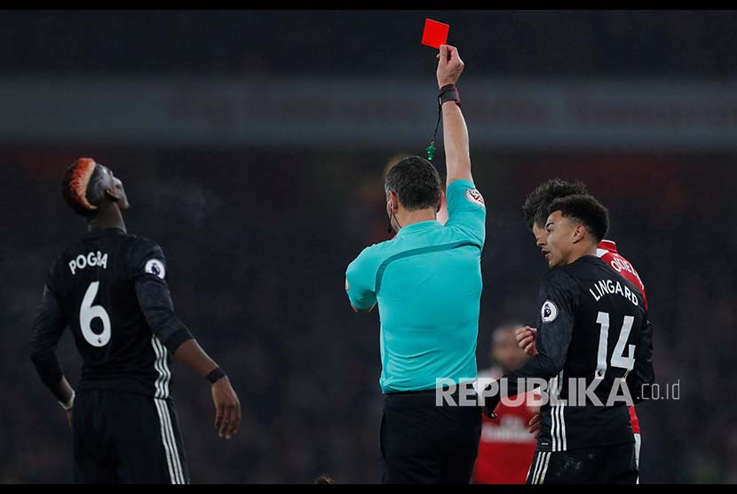 Pogba diusir wasit Andre Marriner setelah melakukan pelanggaran keras terhadap Hector  Belerin, Ahad (3/12) dini hari WIB.