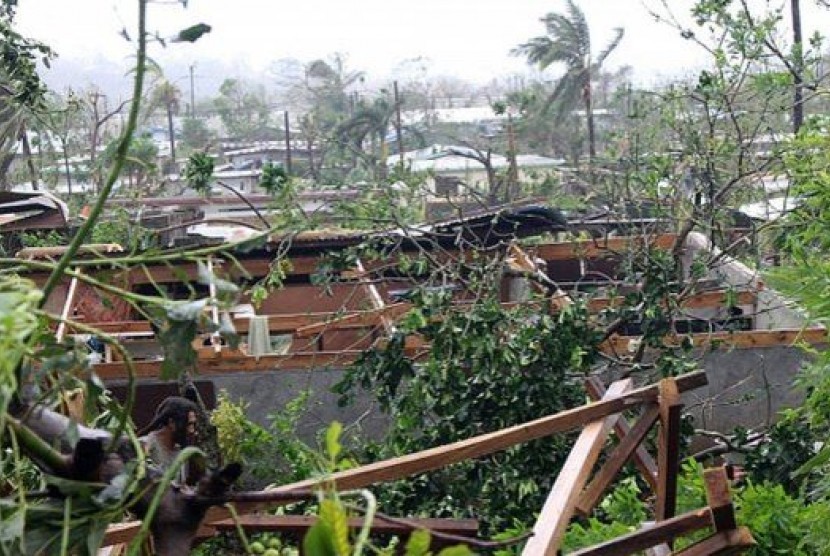 Pohon-pohon tumbang usai Topan Pam menerjang Vanuatu di Pasifik, Jumat (13/3)