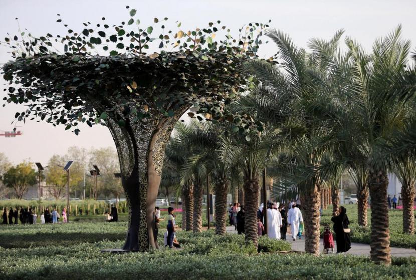 Pohon yang merupakan panel surya di Quranic Park atau Taman Alquran di Dubai.