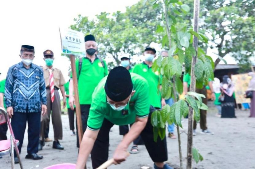  Ketua Umum DPP Lembaga Dakwah Islam Indonesia, KH Chriswanto Santoso, dalam peluncuran Gerakan Menanam Pohon di Bumi Perkemahan Dewa Ruci, Yogyakarta, Rabu (1/12)