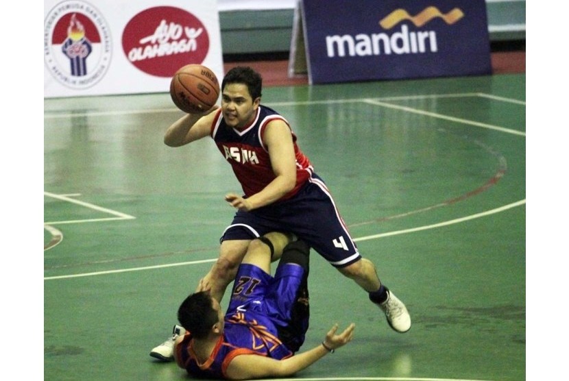 Point guard Berita Satu Media Holding Sofyan Syafril berusaha dihentikan pemain Kompas TV.