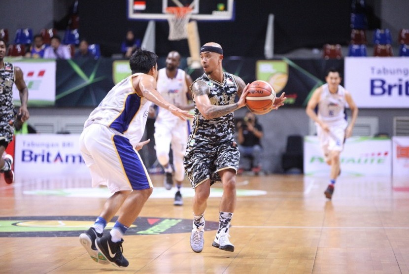 Point guard CLS Knights Mario Wuysang (memegang bola).