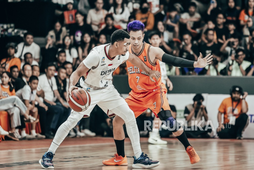 Point guard Dewa United Banten Gelvis Solano dijaga point guard Pelita Jaya Jakarta Andakara Prastawa pada gim 2 final IBL 2025 di GOR Soemantri Brodjonegoro, Jakarta Selatan, Sabtu (19/7/2025).