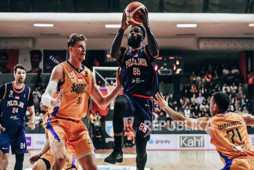 Point guard Pelita Jaya Anthony Beane Jr berusaha memasukkan bola saat menghadapi Satria Muda Pertamina pada pertandingan IBL 2025 di GOR Soemantri Brodjonegoro, Kuningan, Jakarta Selatan, Kamis (19/6/2025) malam. 