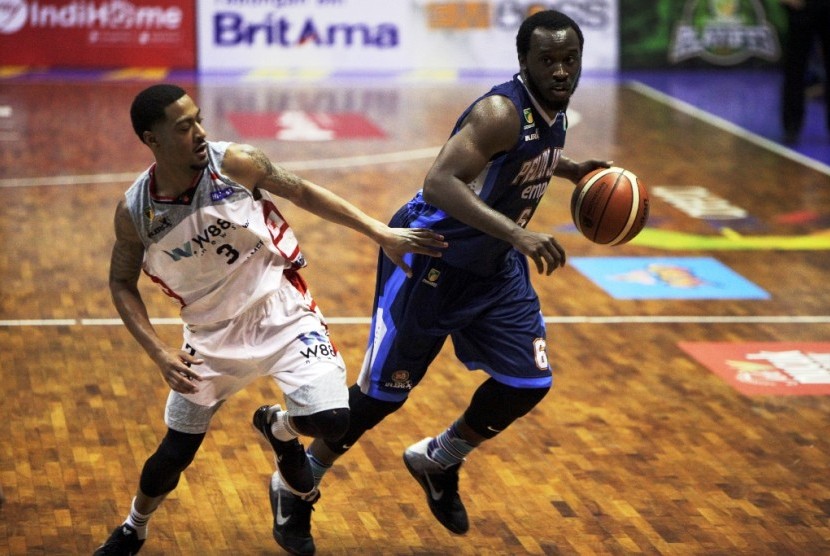 Point guard Pelita Jaya Martavious Irving (kanan) dijaga oleh point guard W88news.Aspac Dominique Williams