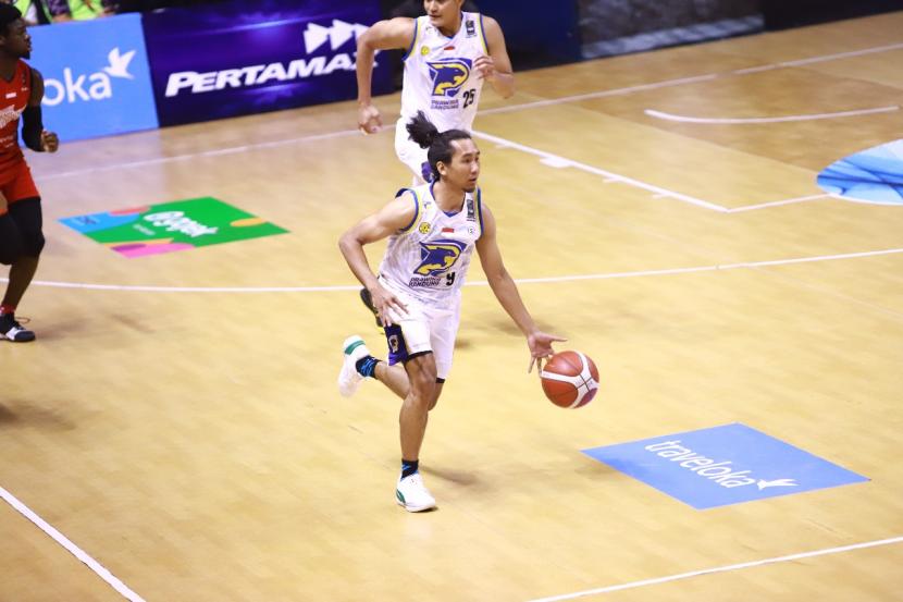 Point guard Prawira Bandung Arif Hidayat mencetak 19 poin saat melawan Louvre Surabaya di IBL Seri VI.