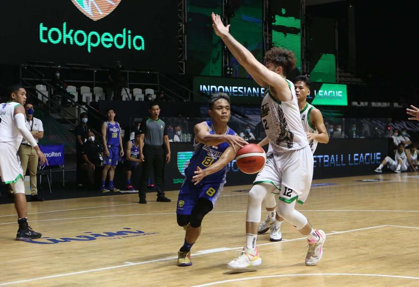 Point guard Prawira Bandung Yudha Saputra membawa bola melewati pemain Pacific Caesar pada laga pembuka IBL Tokopedia 2022 di Gedung Basket Senayan, Jakarta, Sabtu (15/1/2022).