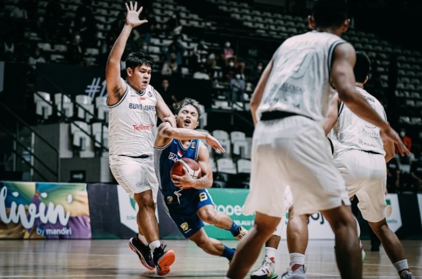 Point guard Prawira Bandung Yudha Saputra membawa bola melewati pemain Bumi Borneo Basketball Pontianak pada Seri 1 IBL Tokopedia 2022 di Gedung Basket Senayan, Jakarta, Rabu (19/1/2022).