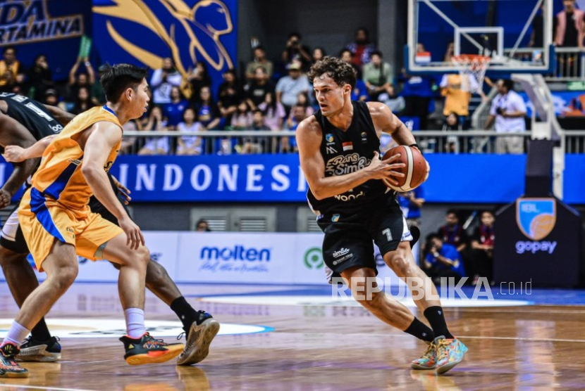 Point guard Rans Simba Bogor Devon van Oostrum membawa bola.
