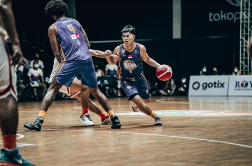 Point guard Satria Muda Pertamina Antoni Erga membawa bola saat menghadapi Pelita Jaya Bakrie dalam duel bigmatch hari pertama Seri 1 IBL Tokopedia 2022 di Gedung Basket Senayan, Jakarta, Sabtu (15/1/2022).