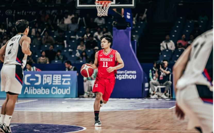 Point guard timnas bola basket putra Indonesia Yudha Saputera membawa bola saat tampil di Asian Games 2022 Hangzhou, Cina.