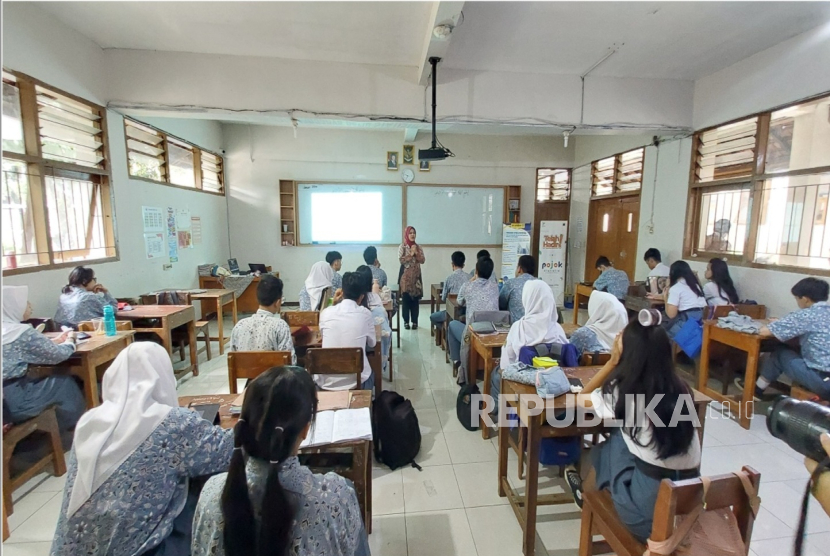 Pojok Statistik Universitas Islam Bandung (Unisba) menggelar kegiatan edukasi statistik dalam bentuk Sharing Knowledge bertema “Peran Statistika di Era Society 5.0” yang dilaksanakan di SMA Negeri 10 Bandung.