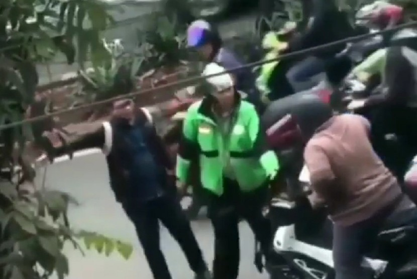 Video polantas berjaket ojek daring viral di media sosial.