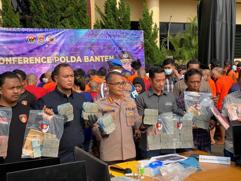  Polda Banten mengungkap puluhan kasus praktik perjudian yang ada di wilayah hukum Banten dari Juli hingga Agustus 2022. Sebanyak 89 orang tersangka diringkus dalam pengungkapan kasus tersebut.