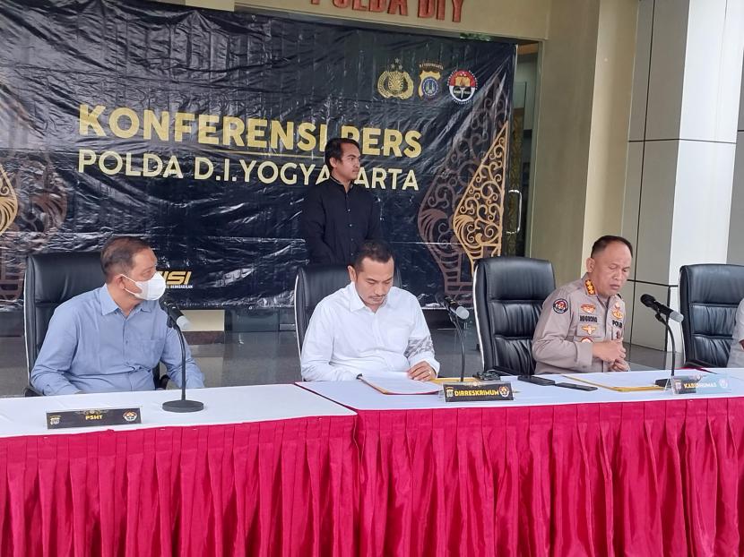   Polda DIY menggelar konferensi pers terkait kericuhan antara PSHT dengan Brajamusti. Ketua Umum PSHT R Moerdjoko melarang anggotanya melakukan konvoi mencegah konflik.
