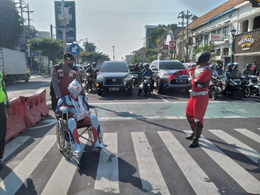  Polda DIY menghadirkan Ultraman pada Operasi Patuh Progo-2023 di Tugu Yogyakarta.