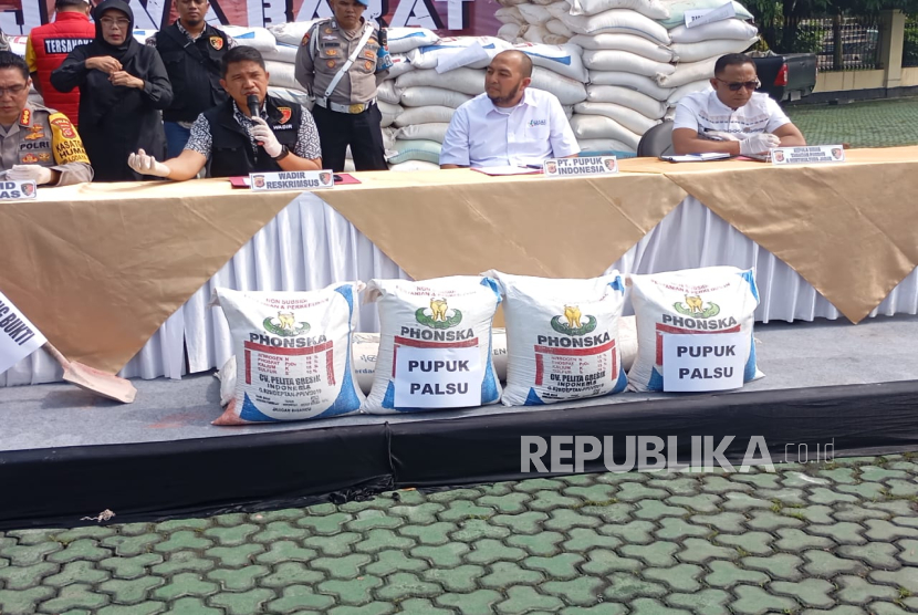 Polda Jabar berhasil membongkar pabrik pupuk palsu di Cipatat, Kabupaten Bandung Barat. Para pelaku menggunakan bahan baku semen dolomite. 