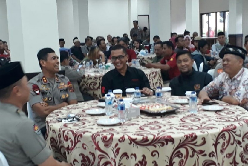 Polda Jabar dan media massa menggelar acara buka puasa bersama di Aula Masjid Al Amman, Mapolda Jabar, Jl Soekarno-Hatta, Kota Bandung, Senin (28/5).  