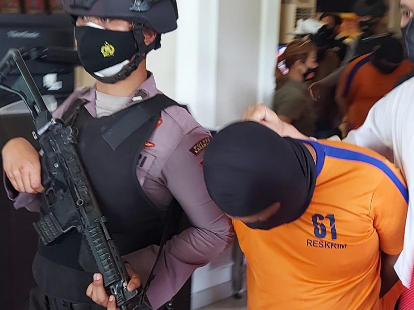 Polda Jabar dan Polres Karawang berhasil meringkus komplotan perampok Bank Maybak di Karawang.