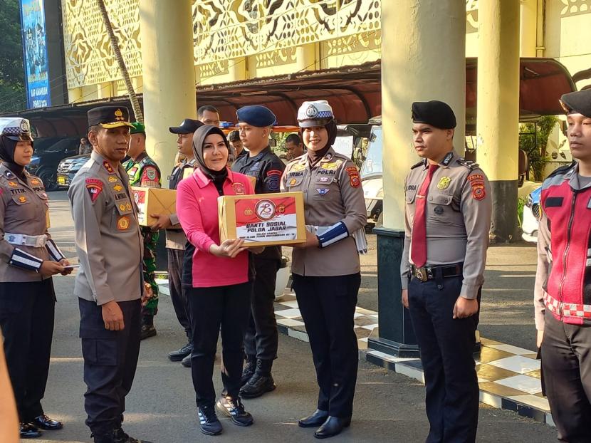 Polda Jabar Sebar 2.000 Paket Sembako untuk Panti Asuhan Hingga Mahasiswa Perantau