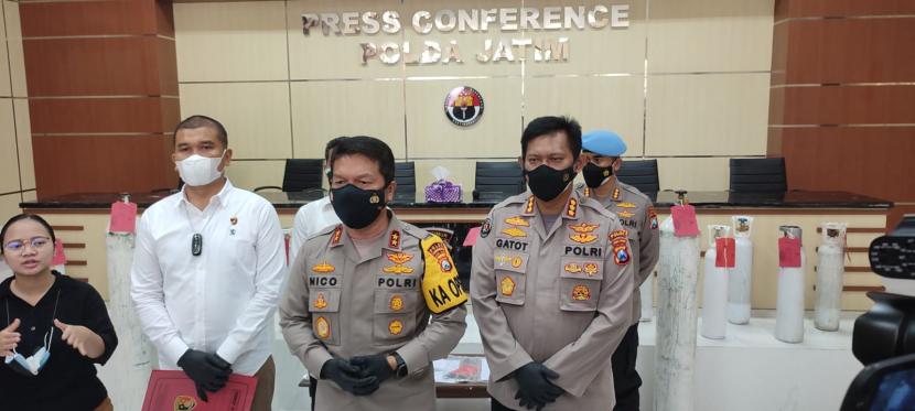 Polda Jatim merilis kasus penangkapan penimbun tabung oksigen di Mapolda Jatim, Senin (12/7).