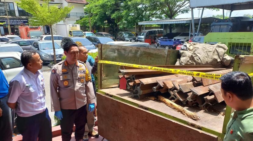 Polda Jawa Barat berhasil meringkus tiga orang pelaku pencurian besi rel bekas atau cadangan di Desa Rendeu, Kecamatan Cikalong Wetan, Kabupaten Bandung Barat, Jumat (11/10/2024) lalu. Para pelaku berinisial JJ, ES dan JK merupakan warga Kabupaten Bandung Barat. 