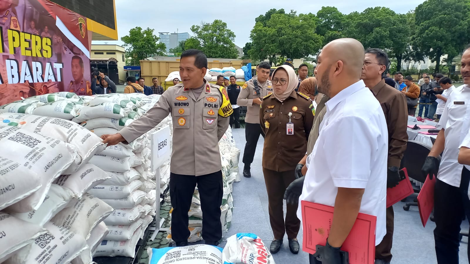 Polda Jawa Barat bersama polres jajaran berhasil mengamankan 15 orang tersangka kasus tindak pidana bahan pokok dan bahan penting di Mapolda Jabar, Rabu (6/11/2024).