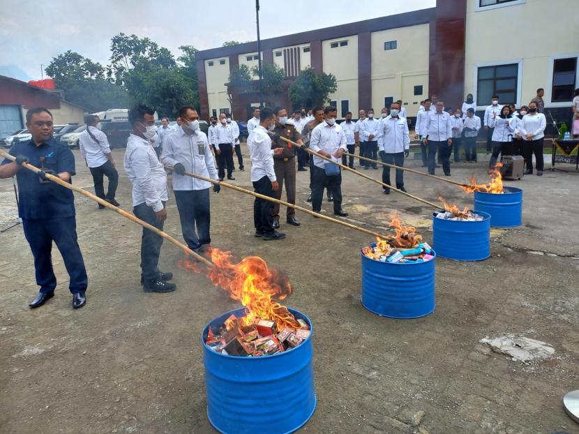 Polda Jawa Barat memusnahkan narkotika berbagai jenis dan obat-obatan terlarang dari hasil operasi sejak Juli hingga November di halaman kantor Ditresnarkoba Polda Jabar, Senin (19/12/2022). 