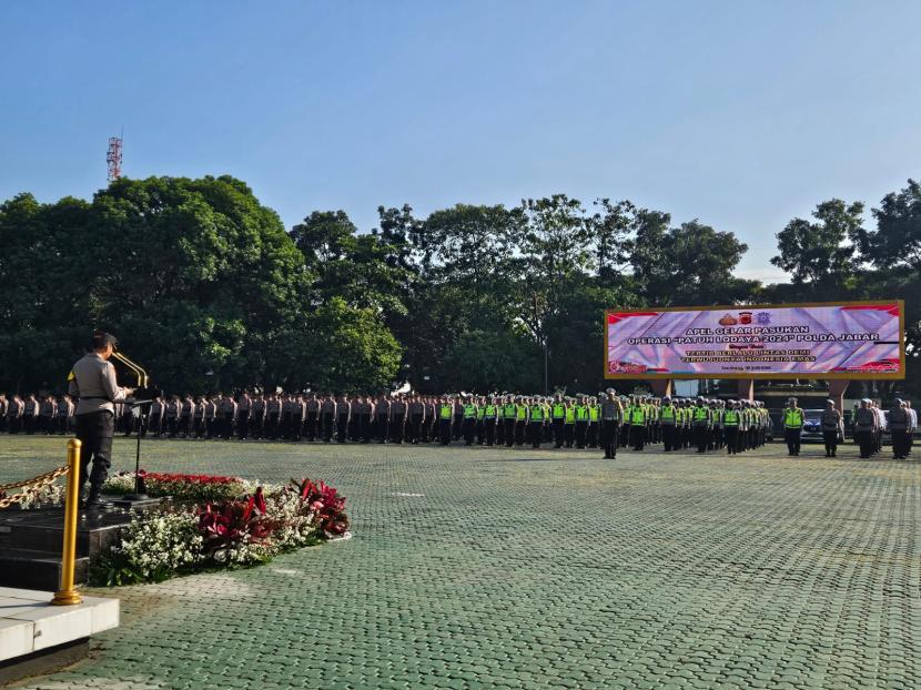 Polda Jawa Barat menerjunkan 2.012 personel menyasar para pelanggar lalu lintas selama operasi patuh lodaya selama 14 hari sejak tanggal 15 Juli hingga 28 Juli mendatang. 